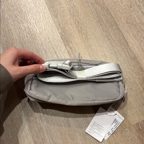 lululemon light Gray bum Bag - Picture 2 of 2